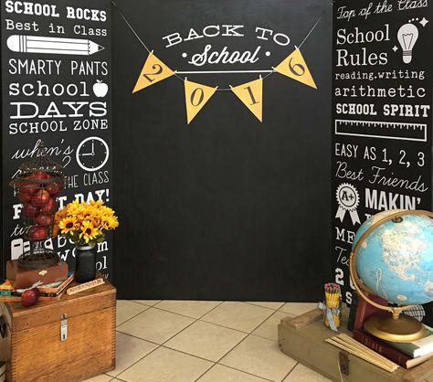 My back to school photo booth School Photo Booth Ideas, Back To School Photo Booth, Back To School Chalkboard, School Open House, Decoration Vitrine, School Zone, School Chalkboard, Back To School Night, Back To School Party