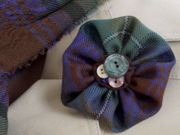 Idea for Clan Keith accessories. Tartan Crafts, Tartan Brooch, Tartan Sash, Tartan Accessories, Upcycled Projects, Burns Night, Maternity Outfit, Scrap Fabric Projects, Fabric Brooch