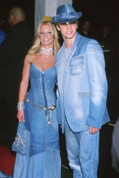 Britney Spears and Justin Timberlake- HarpersBAZAAR.com Justin Timberlake Jessica Biel, Fashion Guys, Jeans Trend, Geri Halliwell, Jeans Overall, Diy Vetement, Blazer Jeans, Sienna Miller, Destiny's Child