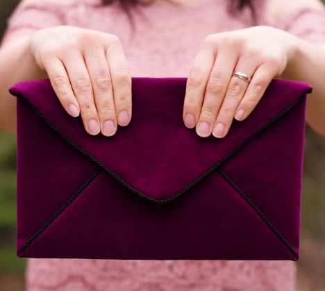 Elegant Envelope DIY Clutch | Make this sophisticated clutch bag with velour for the perfect winter accessory! Diy Clutch Purse, Diy Clutch Bag, Pochette Diy, Clutch Sewing, Elegant Envelope, Clutch Tutorial, Envelope Clutch Purse, Best Leather Wallet, Clutch Pattern