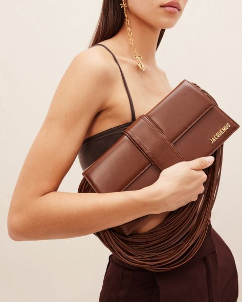 Jacquemus Le Bambino Long, Jacquemus Bag, Handbags Vintage, Brown Clutch, Hot Bags, Latest Bags, Luxury Designer Handbags, Leather Thread, Underarm Bag