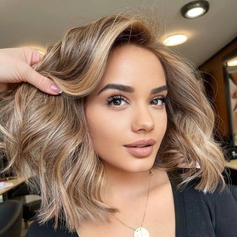 Salloni Shehollkat on Instagram: “#hairstyles #hair #haircolor #hairstyle #haircut #hairtransformation #hairlove#haireducation #hairlove #hairextensions #hairdye #balayage…” Honey Blonde Hair On Latinas, Blonde Highlights Short Hair, Short Pixie Bob Haircuts, Short Light Brown Hair, Sleek Pixie, Mocha Hair, Short Pixie Bob, Short Hair Highlights, Ladies Hair