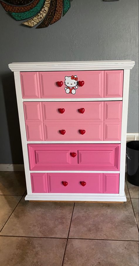 Diy Hello Kitty Bedroom Decor, Hello Kitty Dresser, Hello Kitty Themed Room, Hello Kitty Bedroom Ideas, Girls Dressers, Hello Kitty Bedroom Decor, Diy Shelves Design, Hello Kitty Furniture, Decoupage Dresser