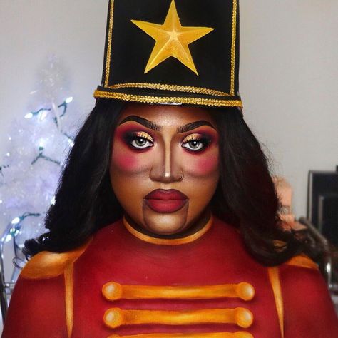 Nut Cracker Makeup, Santa Elf Makeup, Nutcracker Makeup Ideas, Christmas Creative Makeup, Creative Christmas Makeup Looks, Nutcracker Makeup, Creative Christmas Makeup, Makeup Black Woman, Black Nutcracker