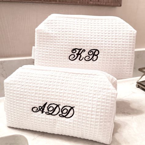 Elegant Makeup Bag, Luxury Bridesmaids Gifts, Monogram Makeup Bag, Bachelorette Gift Ideas For Bridesmaids, Gift Bags For Wedding Guests At Hotel, Vacation Gift Bag Ideas, Cute Toiletry Bag, Day Of Bridesmaid Gifts, Bridesmaid Gifts From Bride Day Of