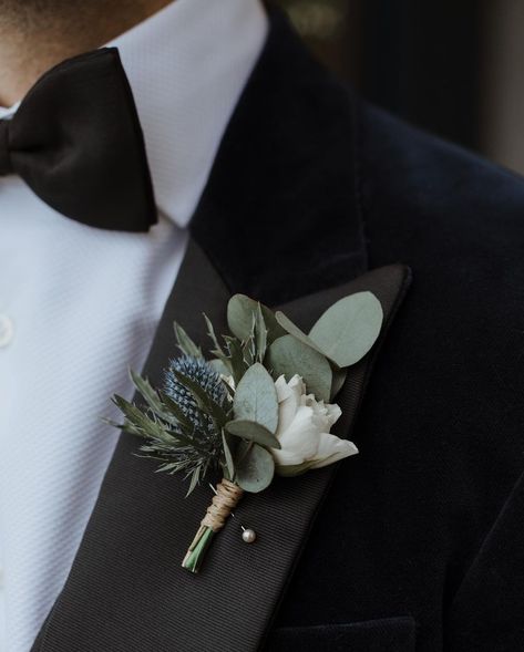 Grooms Button Holes Wedding, Boho Wedding Buttonholes, Wedding Bouquets Groom, Groom Buttonhole White, Groom Lapel Flower, Buttonierre Wedding, Button Hole Wedding, Button Hole Flowers Groomsmen, Button Holes Wedding Eucalyptus