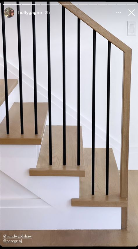 Black Vertical Stair Railing, Vertical Stair Railing Modern Staircase, Balcony Banister Railing Ideas, Banister Overlooking Living Room, Stairs Wood Railing Design, Exposed Stair Railing, Sleek Stair Railings, Boho Railings For Stairs, Wood And Metal Stair Railing Modern