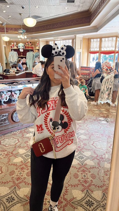 Disney Outfit Ideas Christmas, Cute Disney Outfits For Women Winter, Disney Paris Outfits, Cute Disney Outfits For Women, Plus Size Disney Outfits, Disneyland Aesthetic Outfit, Disney Outfits Winter, Disney Winter Outfits, Disneyland Outfit Winter