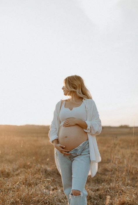 Country Maternity, Sunset Maternity Photos, Couple Maternity Poses, Maternity Shoot Outfit, Maternity Picture Outfits, Maternity Photography Poses Outdoors, Cute Pregnancy Pictures, Outdoor Maternity Photos, Maternity Photography Poses Couple