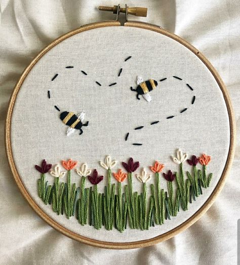 Honeybee Embroidery Design, Small Bee Embroidery, Embroidery Bees And Flowers, Spring Embroidery Ideas, Embroidery Bee Simple, Easy Embroidery Design, Bee Embroidery Pattern Free, Embordery Patterns Design, Embroider Bee