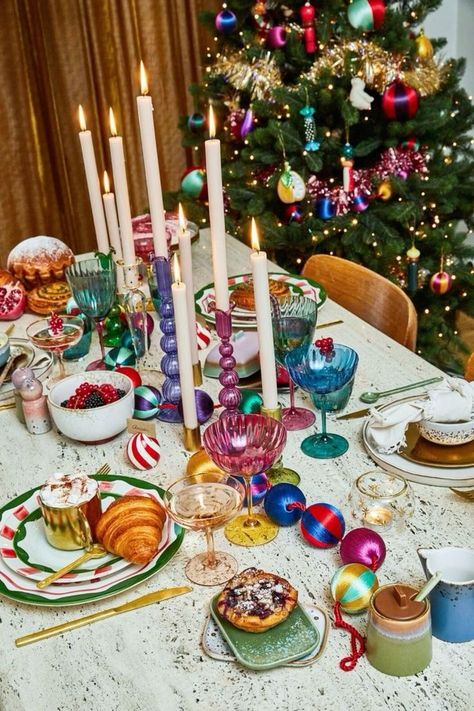 Colourful Christmas Table, Diy Natal, Kitschy Christmas, Kitsch Christmas, Christmas Dinner Party, Christmas Decor Inspiration, Home Decor Ideas Living Room, Christmas Brunch, Home Decoration Ideas