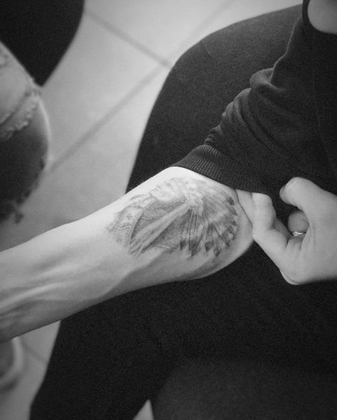 A Guide to All of Brooklyn Beckham's Tattoos Mark Mahoney, Pointe Dancer, Many Tattoos, Brooklyn Tattoo, Romantic Tattoo, American Indian Tattoos, Romeo Beckham, Son Of David, David And Victoria Beckham