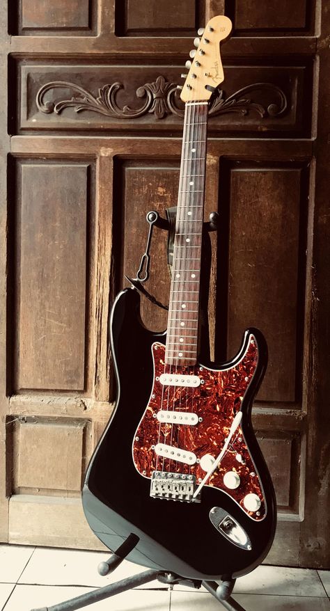 Vintage Guitars Acoustic, Fender Acoustic, Best Guitar Players, Learning Guitar, Stratocaster Guitar, Guitar Acoustic, Telecaster Guitar, Cool Electric Guitars, Black Quotes