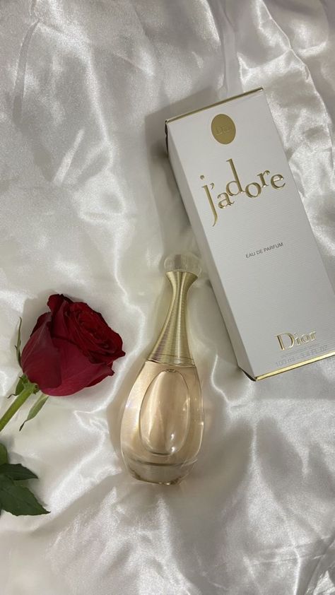 Perfume Dior, Koleksi Parfum, Dior Jadore, Imagenes Mary Kay, Expensive Perfume, Inspiration Tattoos, Perfume Floral, Perfume Collection Fragrance, Dior Perfume