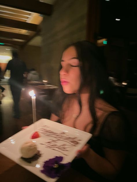 Birthday Dinner Photoshoot, Birthday Dinner Photos, Bday Poses With Cake, Birthday Restaurant Pictures, 19 Bday, Cake Shoot, Seventeen Birthday, Its Almost My Birthday, Restaurants For Birthdays