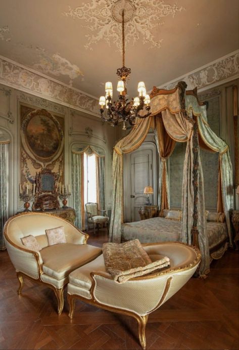 Edwardian Room Aesthetic, Queen Aesthetic Bedroom, 1800s Bedroom Ideas, Royal Rooms Bedrooms, 1800 Room Aesthetic, Victorian Era Room Aesthetic, Royal Victorian Bedroom, 1800 Bedroom Aesthetic, Victorian Bedroom Green