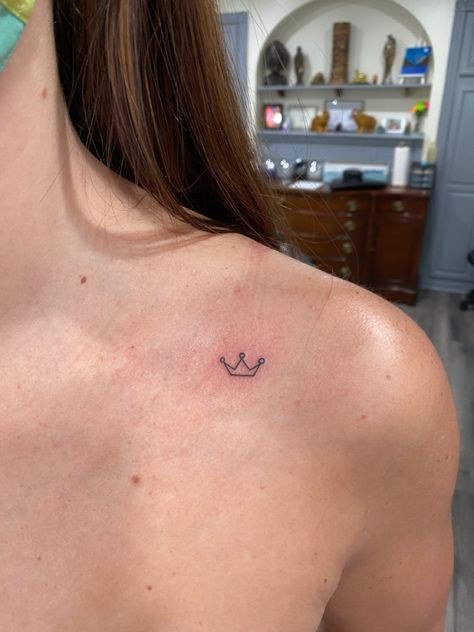 Crown On Shoulder Tattoo, Crown Mini Tattoo, Simple Princess Crown Tattoo, Dainty Tattoos On Shoulder, Tiny Crown Tattoo Simple, Dainty Tiara Tattoo, Tatoos Woman Collar Bone, Crown Aesthetic Tattoo, Girly Crown Tattoo