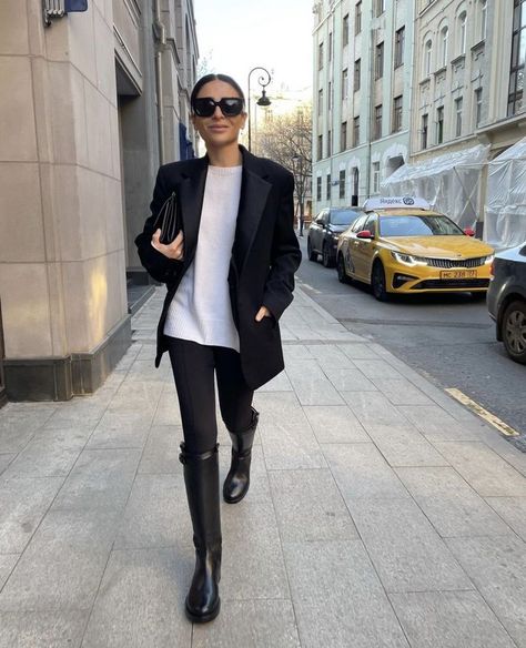 A woman walking on the street wearing riding boots styled with black leggings, an oversized black blazer and big sunglasses. Flat Tall Boots Outfits, Riding Boots Outfit Winter, Black Riding Boots Outfit, Flat Boots Outfit, Riding Boot Outfits, Winter Boots Outfits, Black Boots Outfit, Looks Country, Outfit Chic