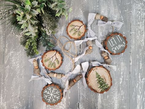 TheWhiteBirchStudio - Etsy Fall Wood Slices, Diy Wood Circle Ornaments, Diy Wood Ornaments Tree Slices, Wood Slice Ornaments Diy, Wood Circle Crafts, Wood Circle Ornaments, Christmas Mantel Garland, Painted Porch, Christmas Bead Garland