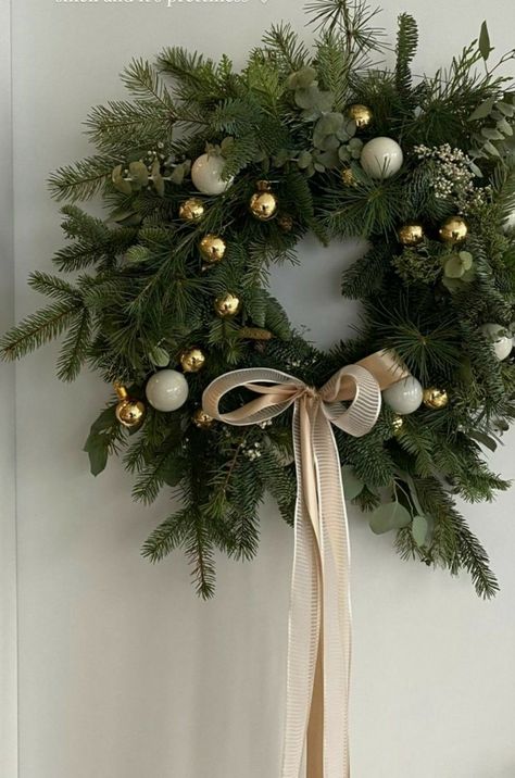 Julkransar Diy, Front Door Wreaths, Christmas Interiors, Christmas Themes Decorations, Christmas Feeling, Easy Christmas Diy, Wreath Ideas, Christmas Mood, Christmas Wreaths Diy