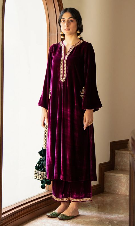 Velvet Kurta Designs, Velvet Pakistani Dress, Velvet Suit Design, Velvet Kurta, Desi Fits, Kurta With Palazzo, Velvet Dress Designs, Velvet Dresses, Pakistani Fancy Dresses