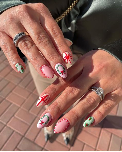 Nail Colors For 2023, Trendy Christmas Nails, Holiday Nail Colors, Christmas Nails Ideas, Fashion Girlies, Christmas Nail Colors, Holiday Manicure, Nail Art Noel, Christmas Gel Nails