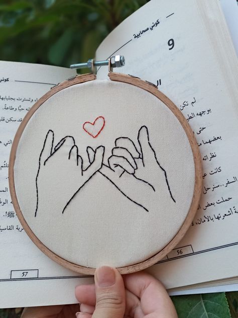 Embroidery Love Couple Ideas, Embroidery Love Couple, Hanky Design, Hoop Drawing, Couple Embroidery Design, Mains Couple, Embroidery Friendship, Embroidery Hoop Art Diy, Embroidery Stitches Beginner