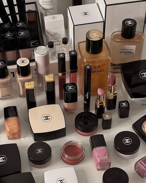 Make Up Vision Board, Chanel Beauty Aesthetic, Chanel Core, Chanel Makeup Aesthetic, Chanel Makeup Products, Make Up Design, Chanel Girl, Chanel Products, Chanel Eyeshadow