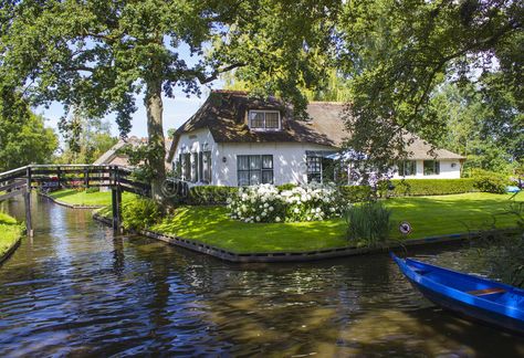 GIETHOORN, NETHERLANDS. Typical dutch county side of houses and gardens , #Sponsored, #Typical, #dutch, #GIETHOORN, #NETHERLANDS, #houses #ad County Side, European Village, Pretty Cottage, Dutch House, Cottage Style Homes, Holiday Places, Cottage In The Woods, Netherlands Travel, Beautiful Places Nature