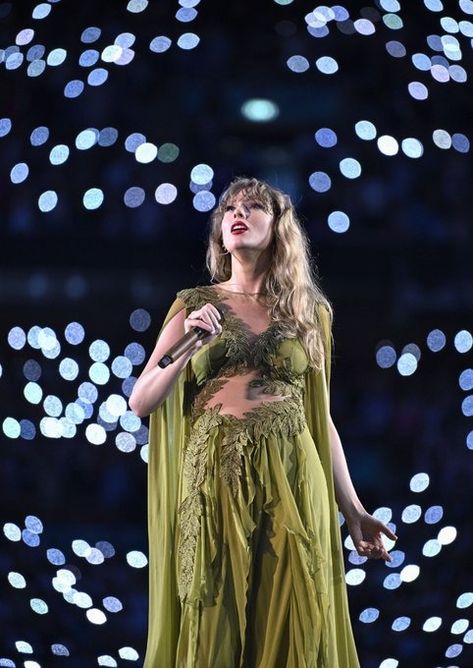 Taylor Swift News on X: "Whoever shot these photos deserve a RAISE ✨ https://t.co/L4kkDdRbTV" / X Eras Tour Folklore, Harry Styles Outfit, Evelyn Hugo, Taylor Swift New, Swift Tour, London Night, Taylor Swift Cute, London Tours, Taylor Swift Videos