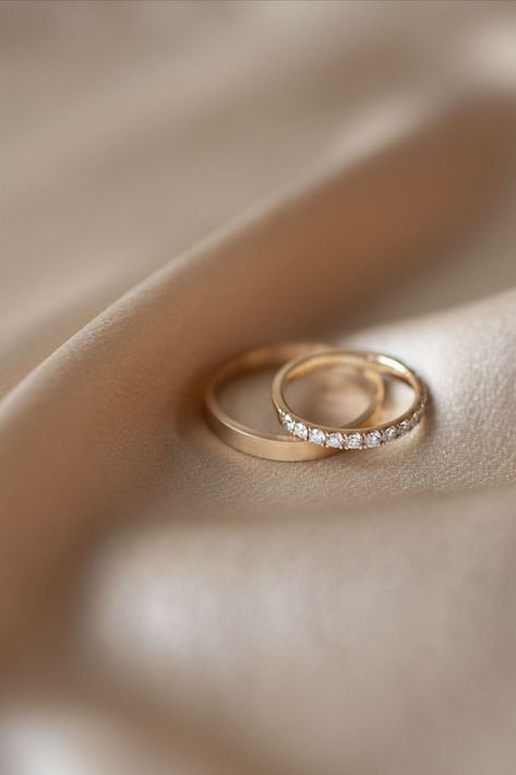 Engagement Ring Photography, Unique Wedding Band Sets, خواتم خطوبة, Wedding Rings Sets His And Hers, Couple Ring Design, Simple Wedding Bands, Engagement Rings Couple, Marriage Ring, Cute Engagement Rings