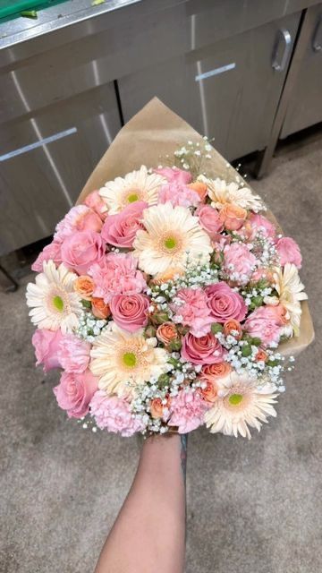 Peach Bouquet, Flower Boquet, Luxury Flower Bouquets, Prettiest Bouquet, Daisy Bouquet, Boquette Flowers, Prom Flowers, Pink Carnations, Flowers Bouquet Gift