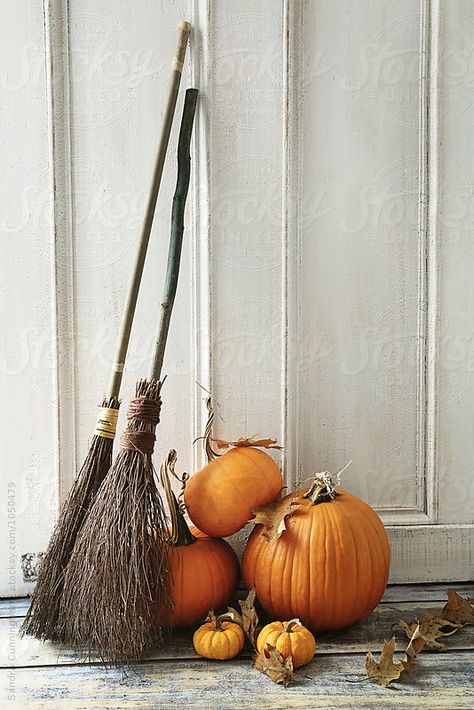 Brooms and pumpkins in front of door Rustic Halloween Decor, Halloween Decor Diy, Decoration Vitrine, Halloween Party Dinner, Rustic Halloween, Halloween Dinner, Fall Halloween Decor, Halloween Inspiration, Halloween Deco