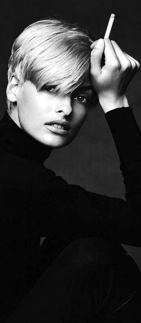 Patrick Demarchelier, Photographer Patrick Demarchelier, 90s Supermodels, Steven Meisel, 90s Hairstyles, Linda Evangelista, Light My Fire, Black And White Photographs, Fashion Shoot, Magazine Cover