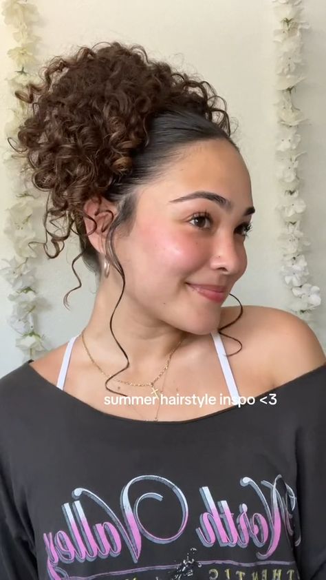 Summer season Hairstyles Inspo✨- #Hairstyles #Inspo #Summer Check more at https://howcandothis.com/womenstyle/summer-season-hairstyles-inspo%e2%9c%a8/ Curly Haired Updos, Small Curly Hair Hairstyles, Outfits With Short Curly Hair, Pool Hair Ideas Hairstyles Curly, Hairstyles For The Beach Curly Hair, Curly Hair Styles Updo Easy, Short Loose Curly Hairstyles, Curly Hairstyles For Pool Day, Curly Hair Styles Easy Short