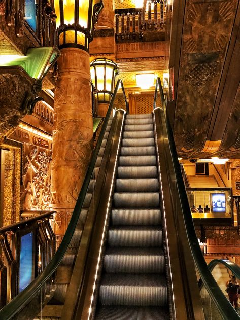 Harrods. The Little Know Secrets inside the world's best famous department store Selfies Outside, London Harrods, London Ideas, Euro Travel, Secret London, Famous Food, Harrods London, Plane Ticket, Clothes Making