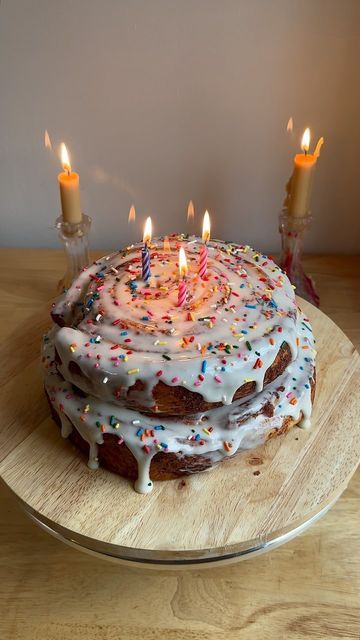 �앤젤라 언니 on Instagram: "icing the cinnamon roll birthday cake was my favorite part. this was seriously so fun to make 🎂🌀😵‍💫🕯️🎉✨" Cute Aesthetic Recipes, Icing On Cake, Not Cake Birthday Cake, No Frosting Cake Ideas, Simple Diy Cake Decorating Ideas, Cinnamon Birthday Cake, At Home Birthday Cake, Celebrating Birthday, Birthday Party Cake Ideas