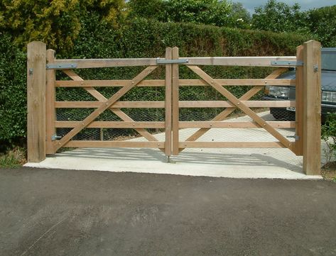 Entrance gates driveway