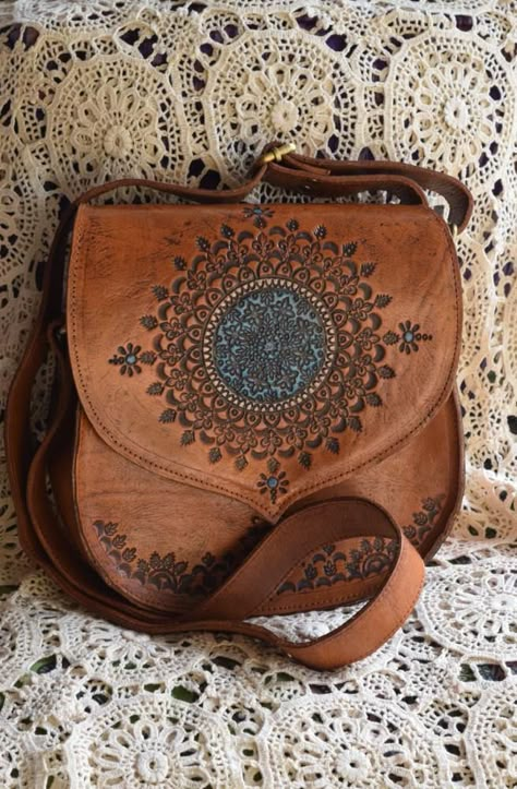 Mode Hippie, Leather Handbags Handmade, Looks Country, Leather Carving, Faux Suede Fabric, Inside Bag, Bags Handmade, Leather Crafts, Leather Bags Handmade