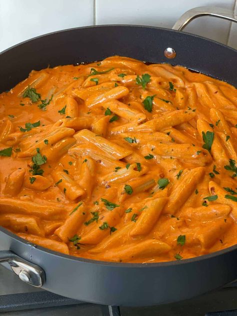 Penne alla vodka, freshly made in a pan. Large Pasta Recipes, Cheesy Vodka Pasta, Spicy Vodka Gnocchi, Penne Alla Vodka With Sausage, Best Vodka Pasta Recipe, Penne Alla Vodka Without Vodka, Creamy Vodka Pasta Recipes, Cute Meals Aesthetic, Creamy Penne Alla Vodka