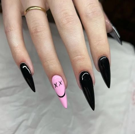 The Ultimate Halloween Nails Inspiration Easy Edgy Nails, September Nails Stiletto, Simple Punk Nails, Easy Dark Nail Designs, Cute Edgy Nails, Alt Nail Inspo Almond, Short Goth Nails Ideas, Girly Goth Nails, Pink And Black Acrylic Nails Designs