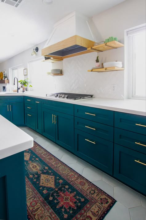 Deep green blue cabinets and white quartz countertops. Light Wood accents. Farmhouse Goals, Teal Kitchen Cabinets, Teal Cabinets, Rugs Washable, Traditional Chic, Teal Kitchen, Blue Kitchen Cabinets, Backsplash Designs, Blue Cabinets