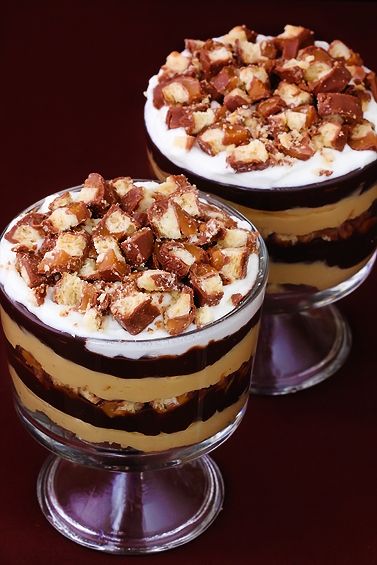 Twix Trifles Chocolate Fudge Sauce, Trifle Desserts, Trifle Recipe, Fudge Sauce, Homemade Whipped Cream, Mousse Recipes, Köstliche Desserts, Hot Fudge, Eat Dessert First