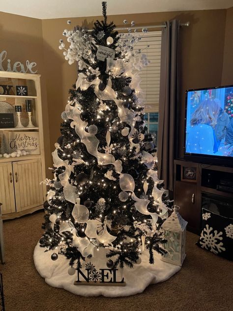 Black Christmas Tree with white, black, gunmetal grey and silver decorations. Black And Silver Christmas Decorations, Christmas Decor Themes Ideas, Black And Silver Christmas Tree, Black Christmas Tree Ideas, Black And Silver Christmas, Merry Gothmas, Black Xmas Tree, Black White Christmas Tree, Black And White Christmas Tree