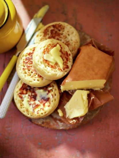 Homemade Crumpets, Crumpet Recipe, Pies Maker, Jamie Oliver Recipes, Homemade Butter, Crumpets, English Food, British Food, Jamie Oliver