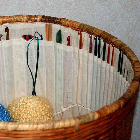 crochet hook basket Knitting Organization, Crochet Hook Holder, Yarn Basket, Yarn Organization, Confection Au Crochet, Yarn Storage, Yarn Stash, Yarn Projects, Diy Knitting