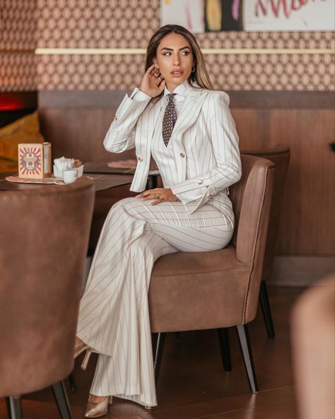 Soho Mujer (@sohomujer) • Foto e video di Instagram Outfits For Tall Women, Women Suit And Tie, Nice Suits, Office Attire Women, Woman Suit, Office Casual Outfit, Iranian Women Fashion, Professional Office, Fashion Drawing Dresses