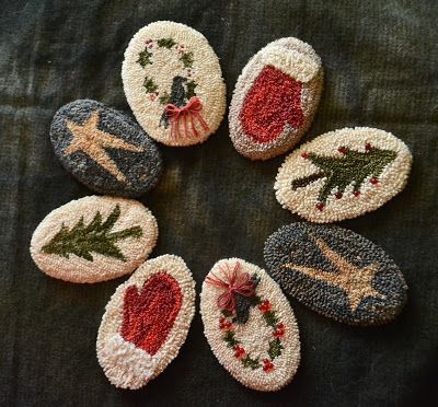 Needle Punch Embroidery, Needle Punching, Rug Hooking Designs, Christmas Punch, Wool Applique Patterns, Rug Hooking Patterns, Punch Needle Patterns, Craft Punches, Penny Rugs