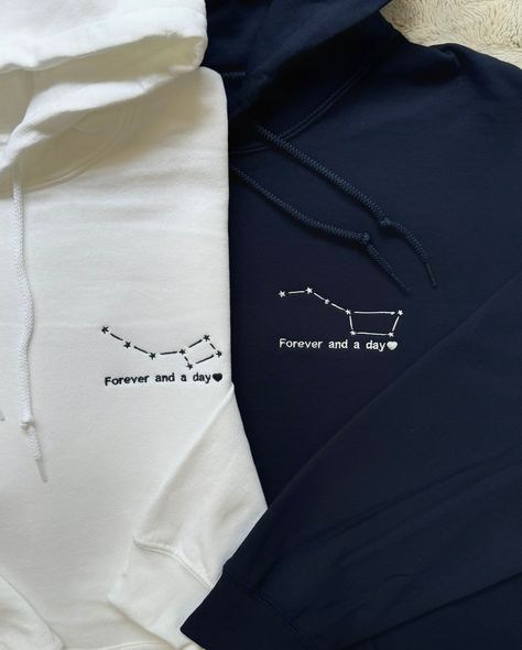 If they sent this to you, they wanna get matching hoodies🤭💕 Which one would you get?💖 This gift is something they will wear forever & when they wear it they’ll be reminded of how much love & appreciation you have for them🫶🏼 SHOP NOW~Link in bio<3 ~~ #anniversary #anniversarygift #gift #embroiderymachine #embroidery #custominitials #asmr #embroideryasmr #SmallBusiness #bfgiftideas #gfgiftideas #boyfriendgiftideas #girlfriendgiftideas #matchingcouplesoutfits #matchingcouples #matchingcoup... Customized Hoodies Ideas, Custom Hoodie Ideas For Boyfriend, Hoodie Ideas For Boyfriend, Embroidered Hoodie For Boyfriend, Embroidery For Boyfriend, 3 Anniversary, Diy Hoodie, Matching Stuff, College Photos