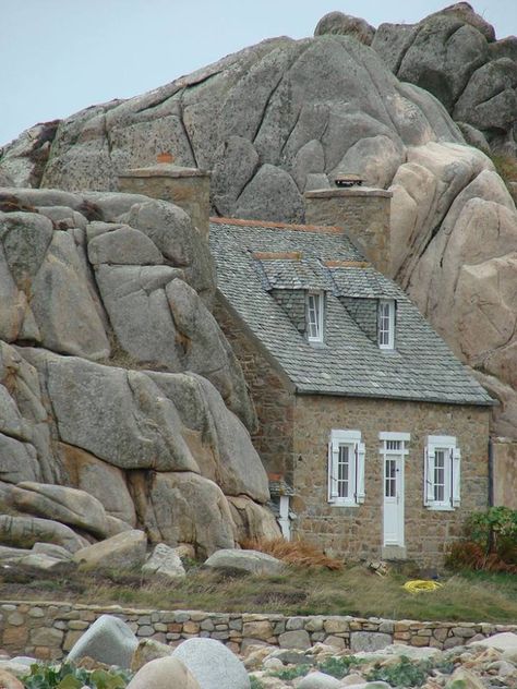 Architecture Cool, A Small House, Unusual Buildings, Brittany France, Unusual Homes, Dream Vacations Destinations, Cottage Cabin, Interesting Buildings, Unique Houses